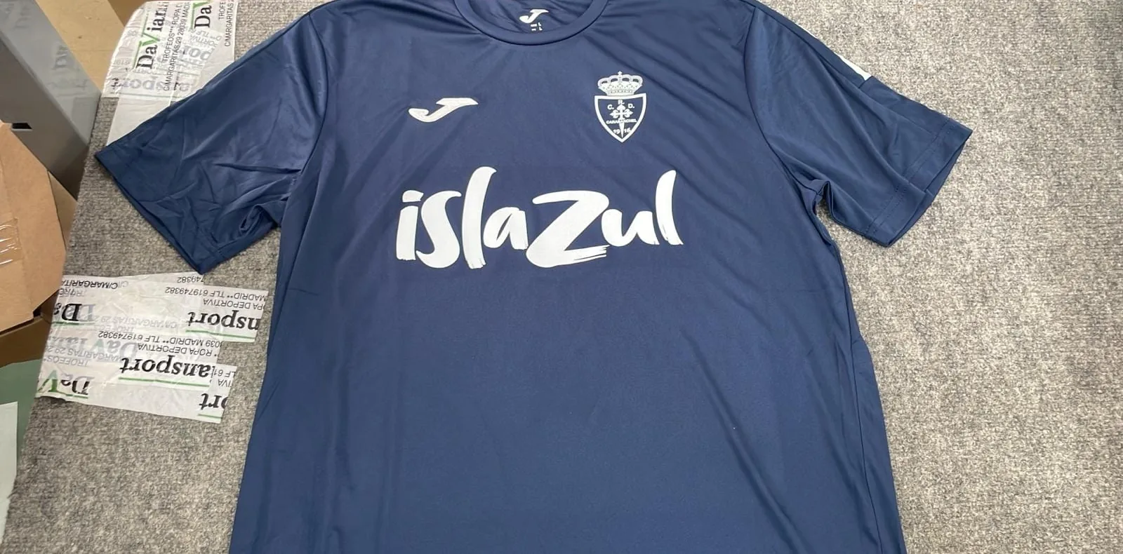 Segunda equipación 2024/25: camiseta azul marino con el escudo