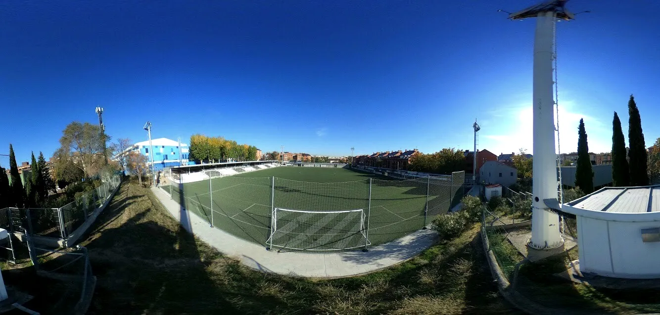 El Campo de La Mina desde un lateral, con el barrio al fondo