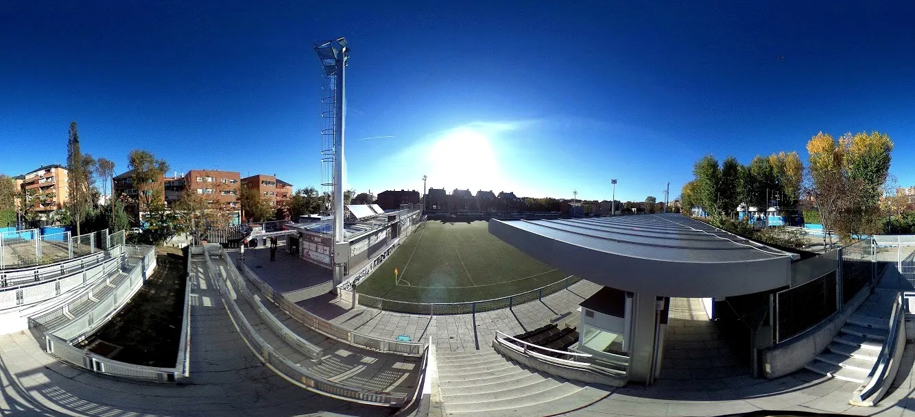 El Campo de La Mina desde la entrada, con la torre de iluminación y la grada cubierta