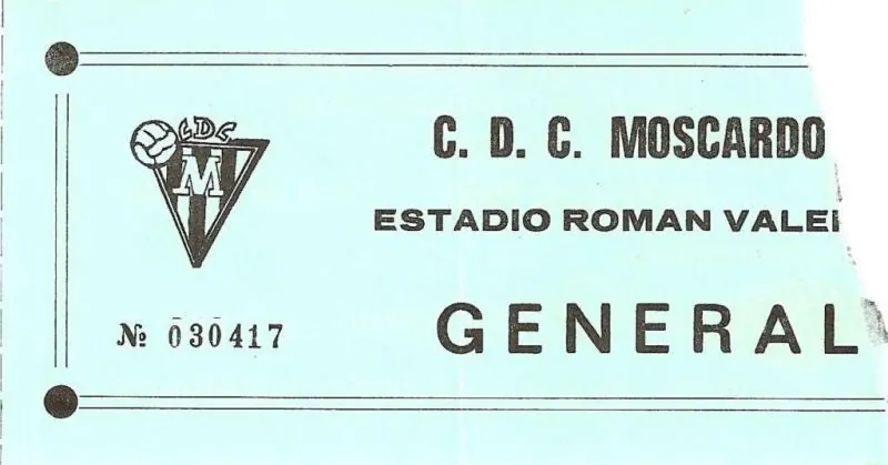Entrada antigua de un partido del Carabanchel
