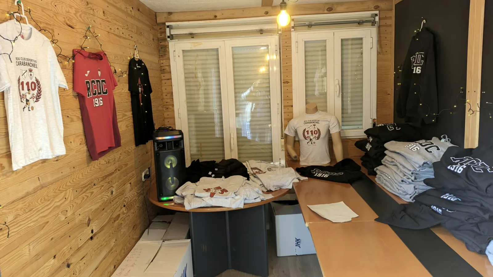 Camisetas y sudaderas apiladas en la tienda